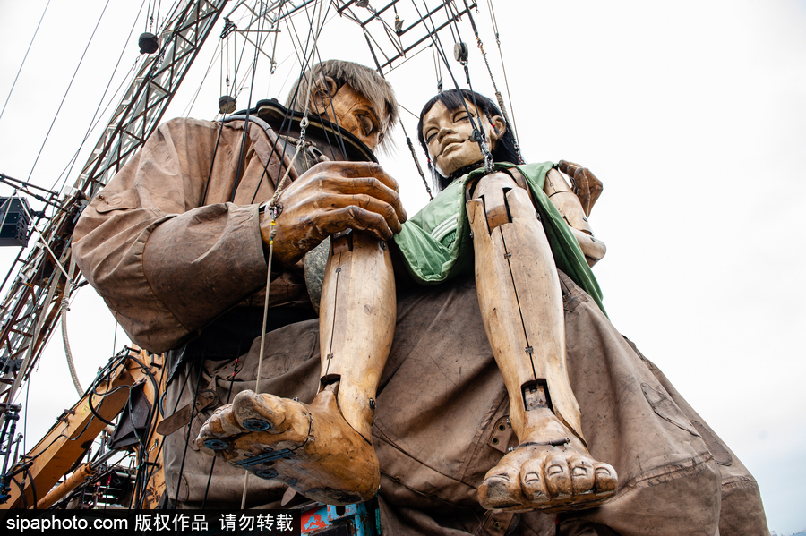 荷蘭呂伐登：巨人木偶飛現(xiàn)劇院門口 驚險(xiǎn)創(chuàng)意表演看呆路人