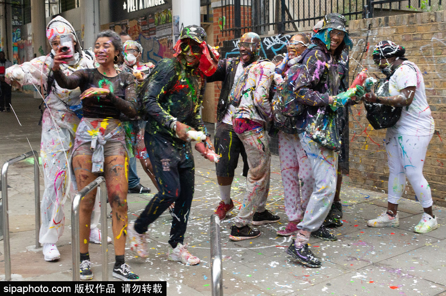 英國倫敦諾丁山狂歡節首日：肆意潑墨享受涂鴉樂趣 超100萬人參與狂歡活動