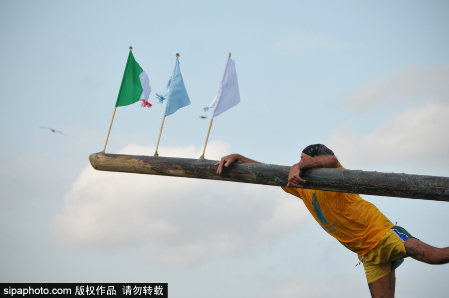 這項傳統比賽刺激又好玩！意大利漁民過獨木橋摘旗子五花八門落水姿勢令人捧腹