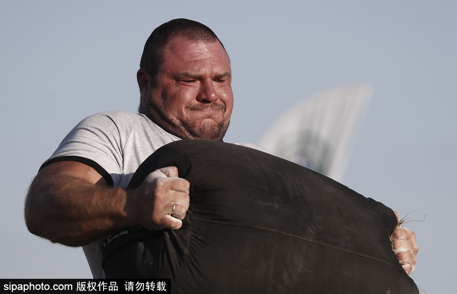 來自“戰斗民族”的力量比拼！俄羅斯坦波夫地區傳統體育比賽現場十分火熱