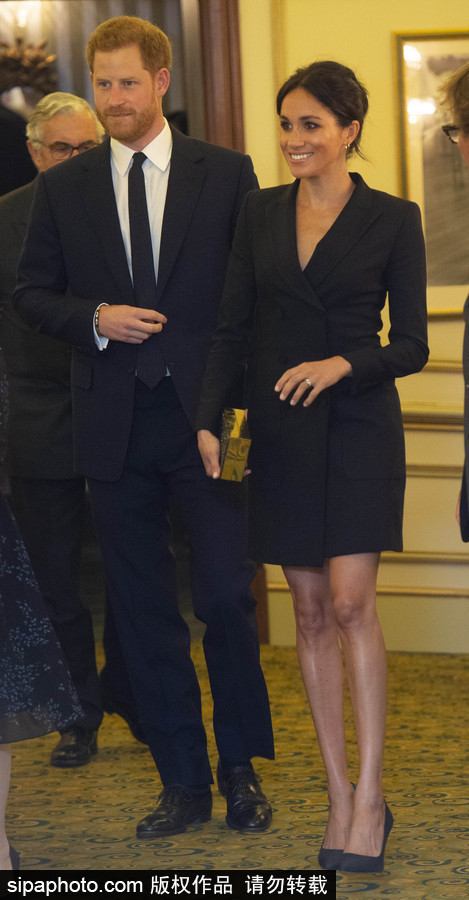 英國哈里王子夫婦亮相倫敦慈善演出現場 梅根王妃一襲黑色套裝短裙盡顯優雅氣質