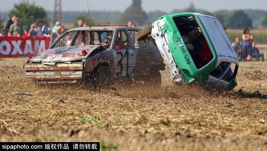 開著“破”車去比賽！法國另類汽車競技賽讓人大開眼界