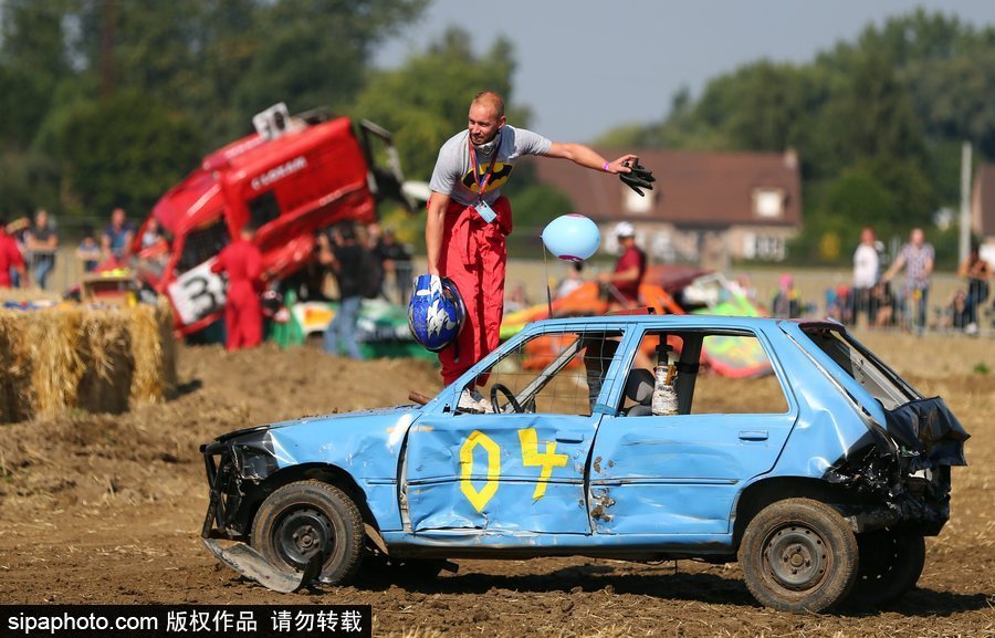開著“破”車去比賽！法國另類汽車競技賽讓人大開眼界