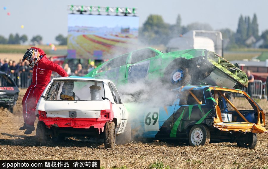 開著“破”車去比賽！法國另類汽車競(jìng)技賽讓人大開眼界