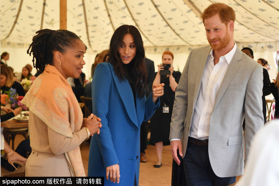 英國(guó)哈里王子夫婦出席烹飪書籍出版儀式 梅根王妃親自嘗試展現(xiàn)廚藝