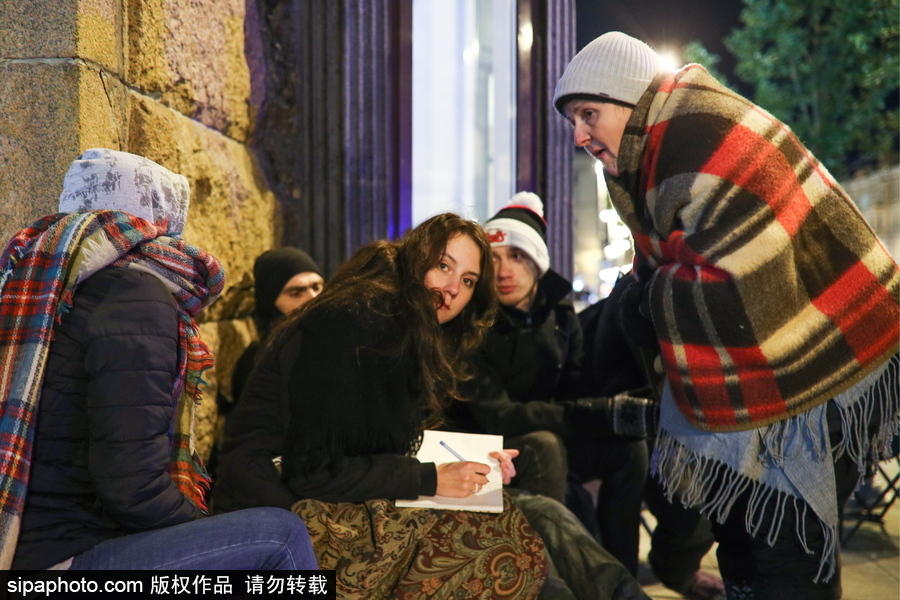 “蘋果”的誘惑！莫斯科街頭上演“扎營露宿”只為購買iPhone X系列新品