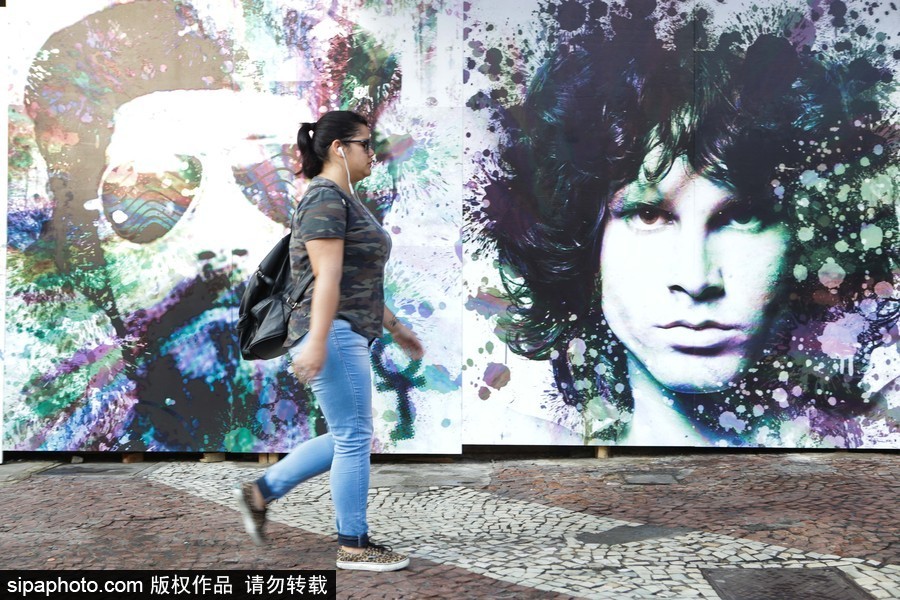 巴西：致敬偶像！圣保羅街頭出現搖滾明星巨幅畫像
