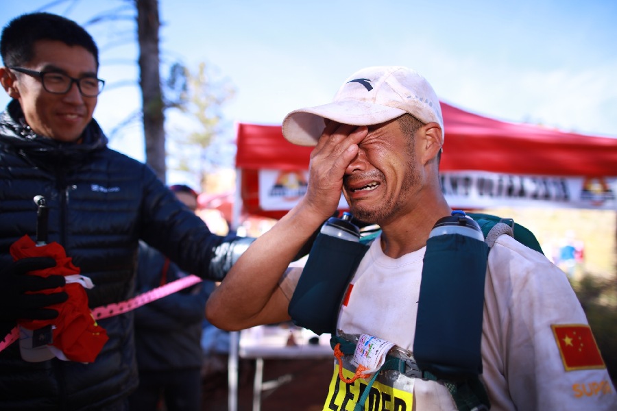 中國“跑神”再創(chuàng)歷史！陳盆濱33小時穿越273公里沙漠奪美國頭牌極限越野賽冠軍