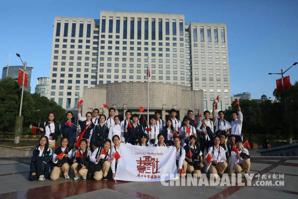 上海中學生用相機記錄國慶<BR>