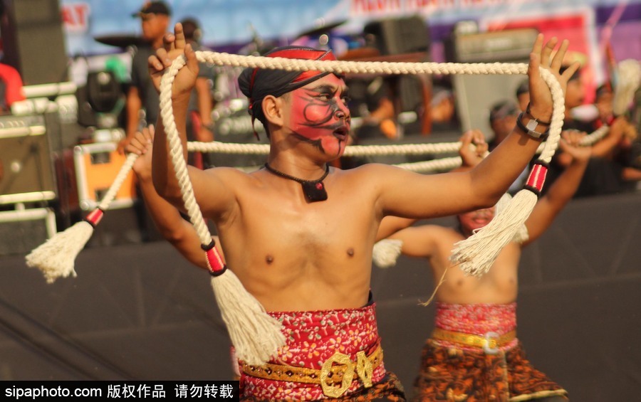 印度尼西亞：野性與傳統的結合！茉莉芬市特色舞蹈表演熱鬧非凡
