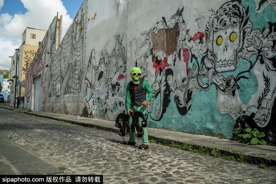 展現(xiàn)色彩魅力！墨西哥街頭“彩色骷髏”花6小時用彩煙“填滿”街道