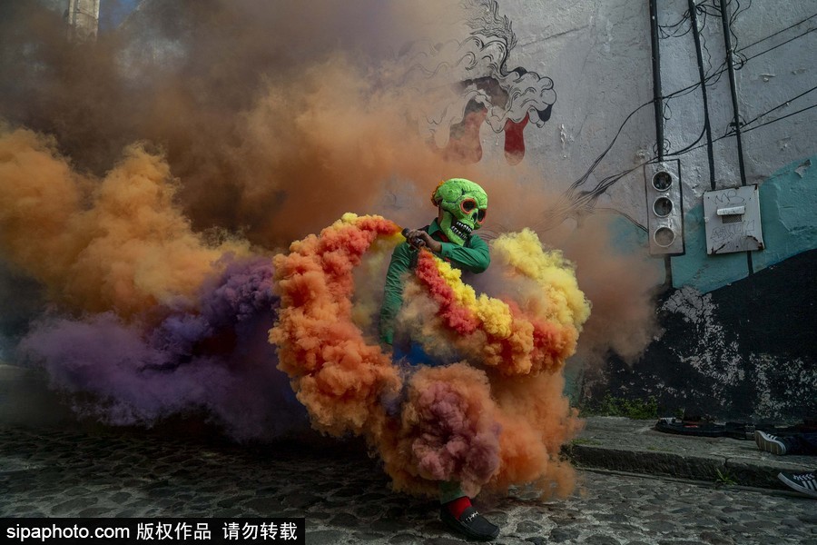 展現色彩魅力！墨西哥街頭“彩色骷髏”花6小時用彩煙“填滿”街道