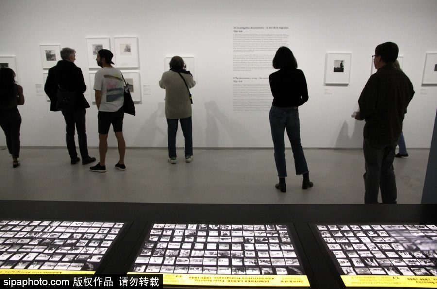 法國(guó)巴黎：美國(guó)著名女?dāng)z影師多蘿西婭·蘭格攝影展在凡爾賽宮舉行