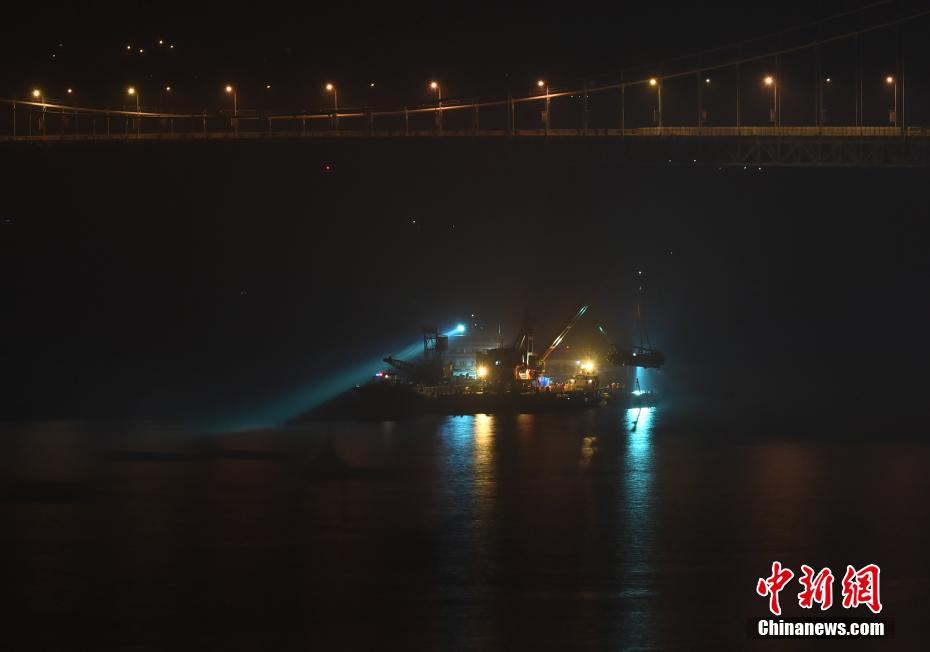 重慶萬州墜江公交車打撈出水 車身明顯變形