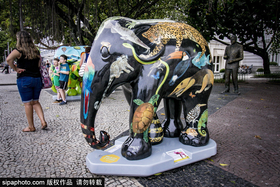 城市變“露天畫(huà)廊”！巴西里約熱內(nèi)盧街頭大象雕塑“穿新衣”