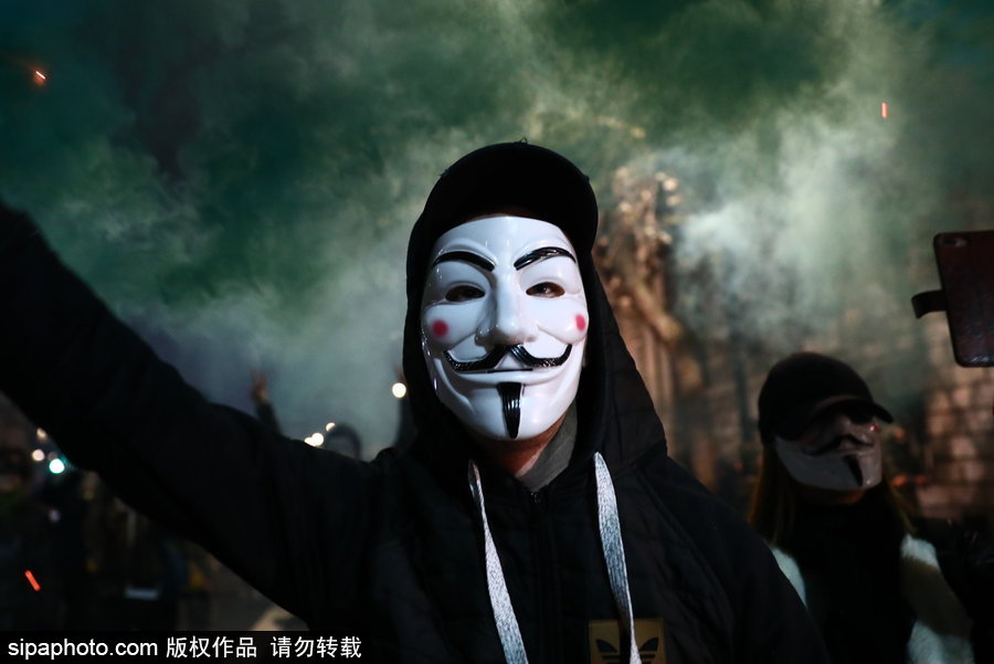 英國：蓋伊·?？怂怪暝俣热紵?！百萬面具游行在倫敦舉行