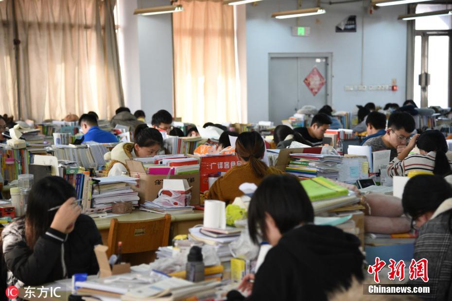 考研倒計時 大學(xué)生全力沖刺自習(xí)室一座難求