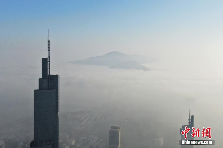 航拍大霧南京 城市樓宇似“天宮勝景”