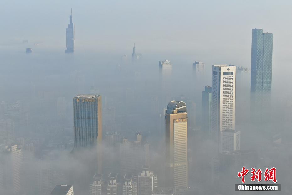 航拍大霧南京 城市樓宇似“天宮勝景”