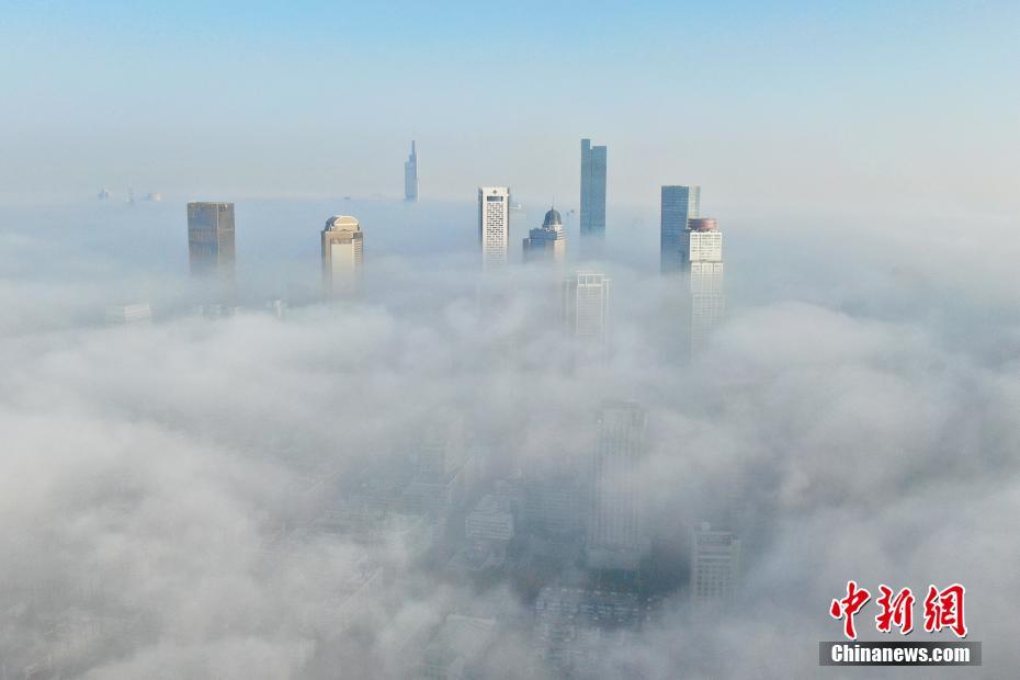 航拍大霧南京 城市樓宇似“天宮勝景”