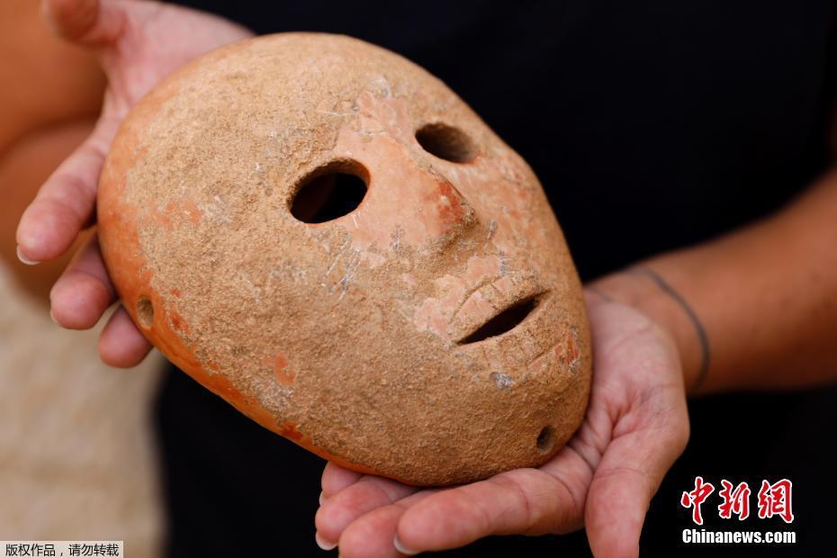 考古學家展示新石器時代石制面具 做工精良