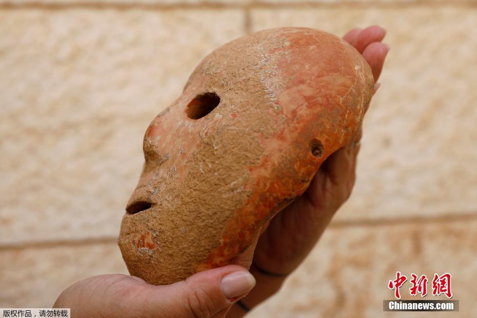考古學家展示新石器時代石制面具 做工精良