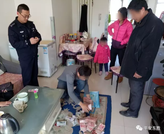 心真大！男子錯將17萬現金當垃圾丟掉