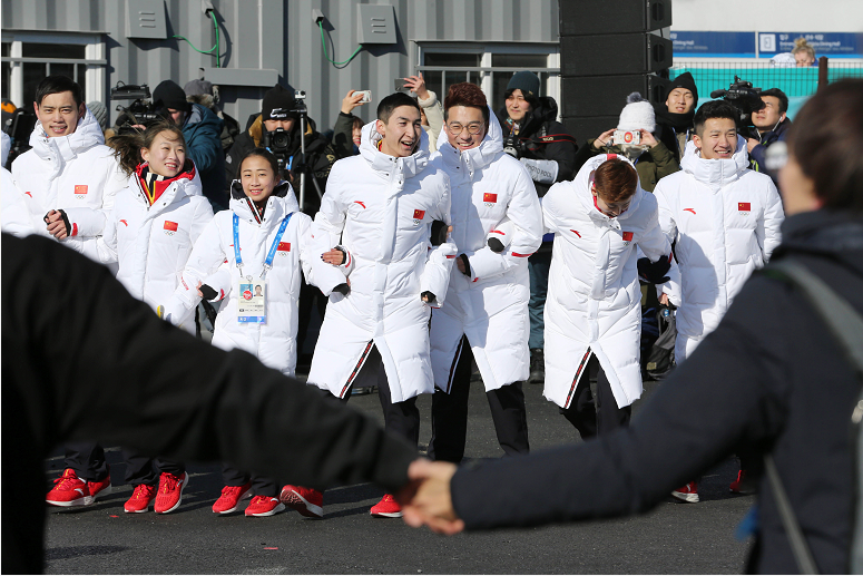 平昌冬奧會(huì)中國(guó)體育代表團(tuán)升旗儀式在江陵運(yùn)動(dòng)員村舉行
