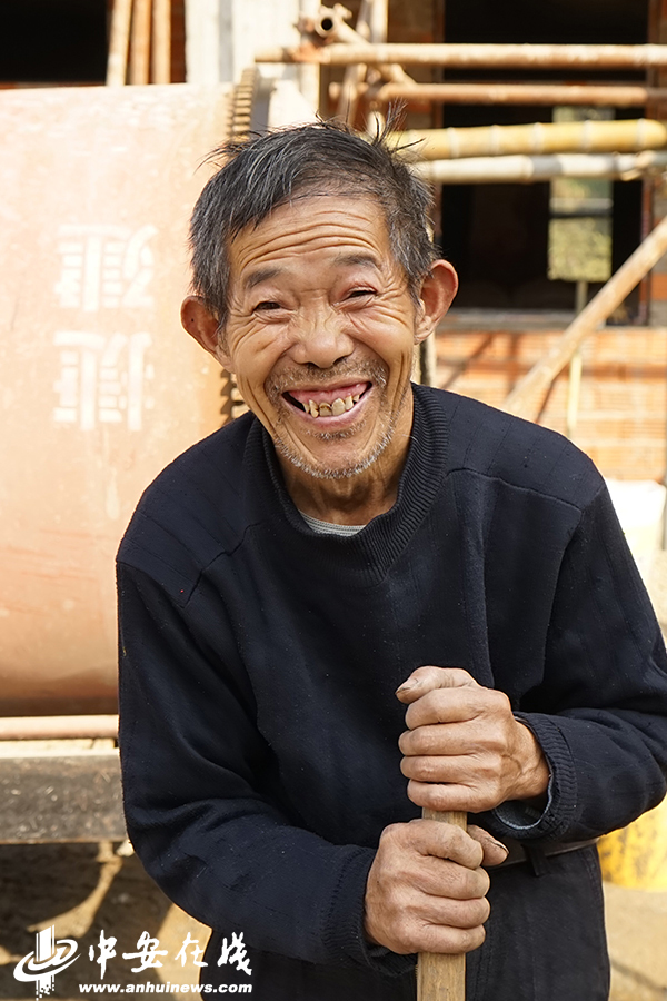 笑一笑 拍個(gè)照 俺們不再是貧困戶(hù)！——金寨縣迎河村的22張燦爛笑臉