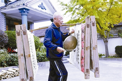 【領(lǐng)航新征程】為宣傳黨的政策挑展板走村串巷13年：鄉(xiāng)村教師倪吾全和他的“扁擔(dān)學(xué)校”
