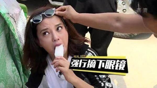 趙薇到農(nóng)村買西瓜 遭大姐強(qiáng)行摘墨鏡確認(rèn)身份